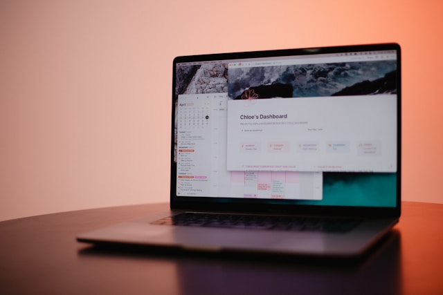 Laptop mit Notion-Dashboard als Verbildlichung für meine Notion-Angebote