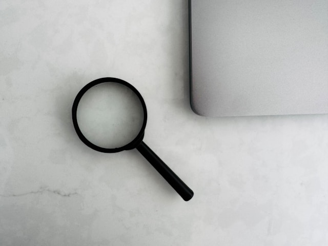 Lupe und Laptop als Verbildlichung für SEO